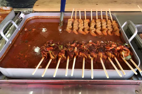빨간 떡볶이 국물에 잠긴 어묵꼬치
